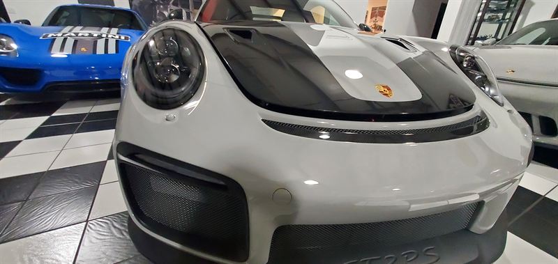 White Porsche 911 GT2 RS